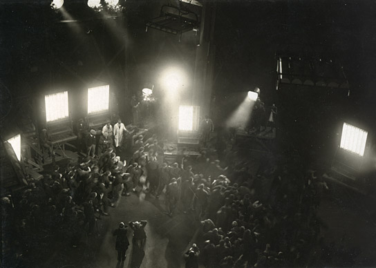 Bei den Dreharbeiten zu "Metropolis" (1926); Quelle: Murnau-Stiftung, DFF, © Horst von Harbou - Deutsche Kinemathek