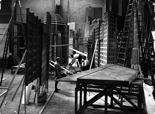 Bei den Dreharbeiten zu "Metropolis" (1926); Quelle: Murnau-Stiftung, SDK, © Horst von Harbou - Deutsche Kinemathek