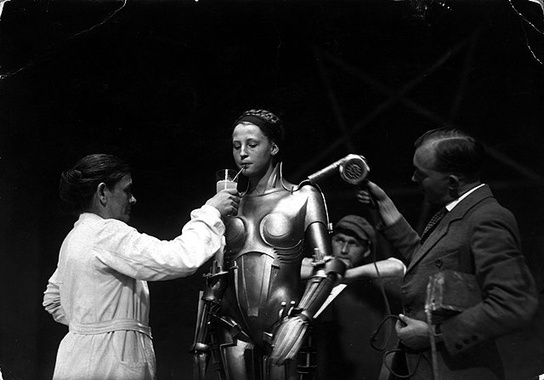 Brigitte Helm (Mitte) bei den Dreharbeiten zu "Metropolis" (1926); Quelle: Murnau-Stiftung, SDK, © Horst von Harbou - Deutsche Kinemathek