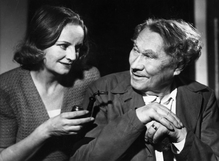 Paul Wegener mit seiner letzten Frau Elisabeth Rohwer in Paul Osborns "Galgenfrist" am Hebbel-Theater, Berlin 1948; Quelle: DFF