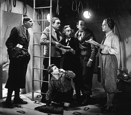 Fritz Rasp, Willy Fritsch, Klaus Pohl, Gustav von Wangenheim, Gerda Maurus (stehend, v.l.n.r) in "Frau im Mond" (1929); Quelle: Murnau-Stiftung, DFF, © Horst von Harbou - Deutsche Kinemathek