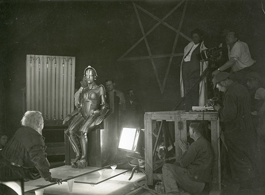 Rudolf Klein-Rogge (links), Brigitte Helm (2.v.l.) bei den Dreharbeiten zu "Metropolis" (1926); Quelle: Murnau-Stiftung, DFF, © Horst von Harbou - Deutsche Kinemathek