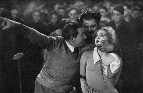 Fritz Lang, Heinrich George, Brigitte Helm (vorne, v.l.n.r.) bei den Dreharbeiten zu "Metropolis" (1926); Quelle: Murnau-Stiftung, DFF, © Horst von Harbou - Deutsche Kinemathek