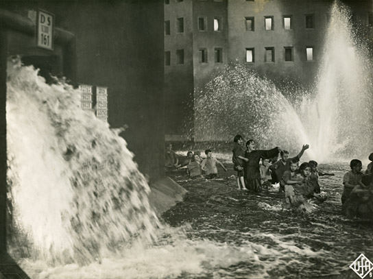 Theodor Loos (Mitte) in "Metropolis" (1926); Quelle: Murnau-Stiftung, DFF, © Horst von Harbou - Deutsche Kinemathek