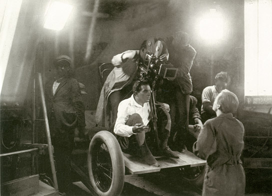 Fritz Lang (unter Kamera sitzend), Gustav Fröhlich (rechts) bei den Dreharbeiten zu "Metropolis" (1926); Quelle: Murnau-Stiftung, DFF, © Horst von Harbou - Deutsche Kinemathek