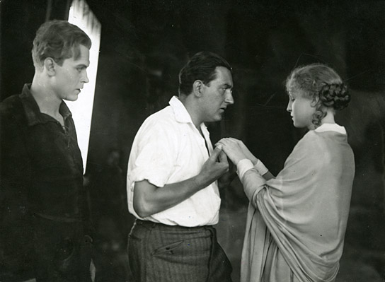 Gustav Fröhlich, Fritz Lang, Brigitte Helm (v.l.n.r.) bei den Dreharbeiten zu "Metropolis" (1926); Quelle: Murnau-Stiftung, DFF, © Horst von Harbou - Deutsche Kinemathek