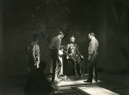 Fritz Lang (rechts) bei den Dreharbeiten zu "Metropolis" (1926); Quelle: Murnau-Stiftung, DFF, © Horst von Harbou - Deutsche Kinemathek