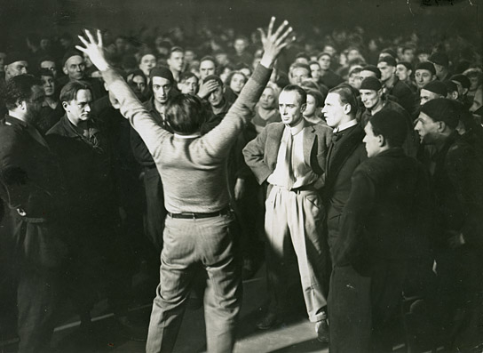 Heinrich George (links), Theodor Loos (vorne 2.v.l.), Fritz Lang (von hinten), Alfred Abel (vorne Mitte), Fritz Rasp (rechts neben Abel) bei den Dreharbeiten zu "Metropolis" (1926); Quelle: Murnau-Stiftung, DFF, © Horst von Harbou - Deutsche Kinemathek