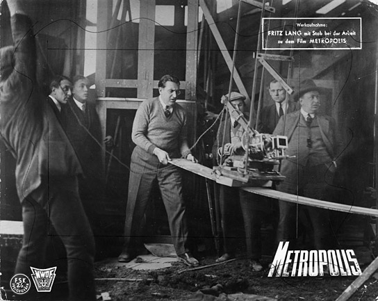 Fritz Lang (Mitte) bei den Dreharbeiten zu "Metropolis" (1926); Quelle: Murnau-Stiftung, DFF, © Horst von Harbou - Deutsche Kinemathek