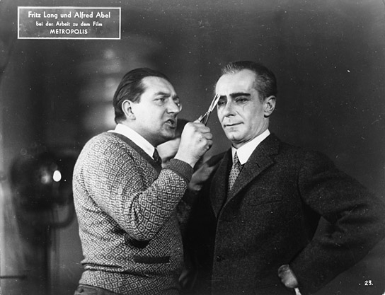 Fritz Lang, Alfred Abel (v.l.n.r.) bei den Dreharbeiten zu "Metropolis" (1926); Quelle: Murnau-Stiftung, DFF, © Horst von Harbou - Deutsche Kinemathek