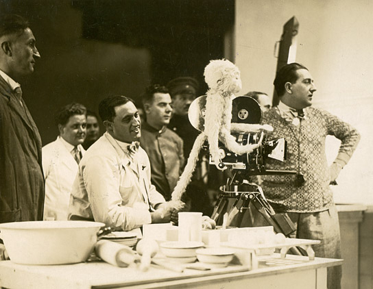 Fritz Lang (rechts) bei den Dreharbeiten zu "Frau im Mond" (1929); Quelle: Murnau-Stiftung, DFF, © Horst von Harbou - Deutsche Kinemathek