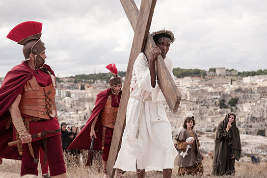 Yvan Sagnet (vorne rechts) in "Das neue Evangelium" (2020); Quelle: Port au Prince Pictures, DFF, © Fruitmarket LLangfilm, IIPM, Armin Smailovic