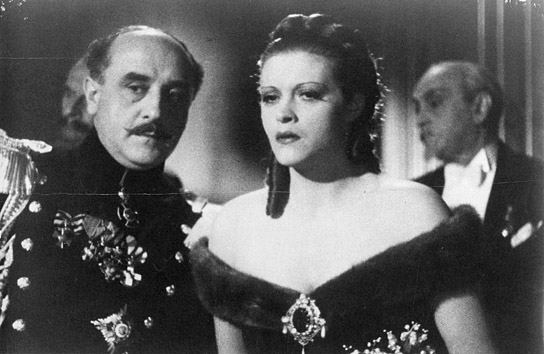 Herbert Hübner, Sybille Schmitz, Leo Peukert (v.l.n.r.) in "Hotel Sacher" (1939); Quelle: Murnau-Stiftung, DFF/Kineos Sammlung