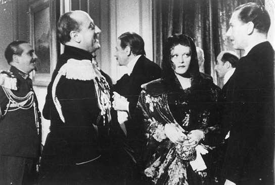 Herbert Hübner (2.v.l.), Leo Peukert (3.v.l.), Sybille Schmitz, Willy Birgel (rechts) in "Hotel Sacher" (1939);Quelle: Murnau-Stiftung, DFF/Kineos Sammlung
