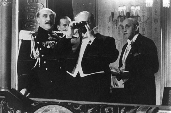 Herbert Hübner (links), Carl Günther (2.v.r.), Leo Peukert (rechts) in "Hotel Sacher" (1939); Quelle: Murnau-Stiftung, DFF/Kineos Sammlung