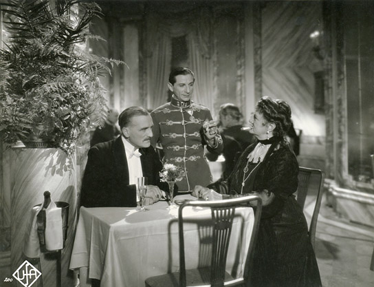 Robert Valberg (links), Hedwig Bleibtreu in "Hotel Sacher" (1939); Quelle: Murnau-Stiftung, DFF