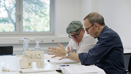 Jossi Wieler, Sergio Morabito (v.l.n.r.) in "Das Haus der guten Geister" (2019); Quelle: mindjazz pictures, DFF, © mindjazz pictures