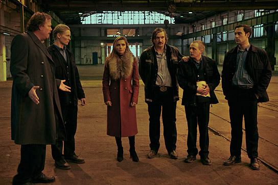 Bernd Hölscher, Roman Schomburg, Sophia Thomalla, Karsten Antonio Mielke, Jakob Schmidt, Malte Thomsen (v.l.n.r.) in "Wir können nicht anders" (2020); Quelle: Netflix, DFF