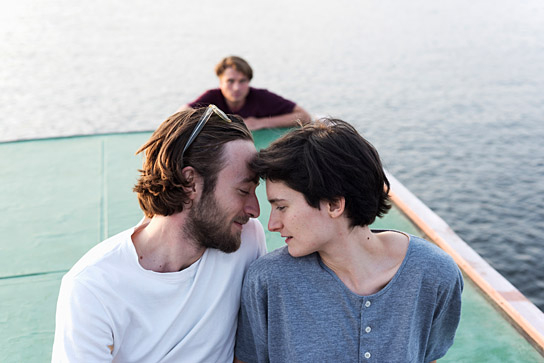 Cecil von Renner (links), Joséphine Demerliac, Dimitri Stapfer (hinten) in "Die Sonne brennt" (2020); Quelle: Filmfestival Max Ophüls Preis 2021, © Piotr Pietrus
