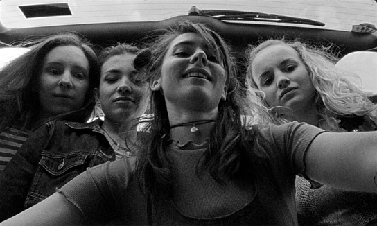 Maj-Britt Klenke, Helen Woigk, Romina Küper, Luise von Finckh (v.l.n.r.) in "Postkids" (2020); Quelle: Filmfestival Max Ophüls Preis 2021, © Julian Pawelzik