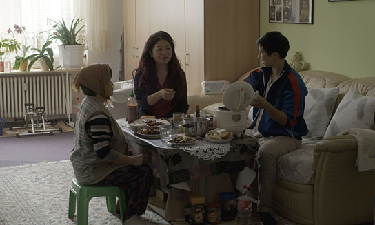 Dần Boldt, Mai Phương Kollath, Hồng Ngọc Lê (v.l.n.r.) in "Jackfruit" (2020); Quelle: Filmfestival Max Ophüls Preis 2021, © Katharina Hauke