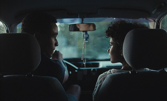 Noah Tinwa, Safinaz Sattar in "Paradiesvogel" (2020); Quelle: Filmfestival Max Ophüls Preis 2021, © Lisa Jilg