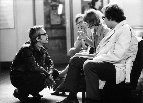 Egon Günther (links), Jutta Hoffmann, Jaecki Schwarz (rechts) bei den Dreharbeiten zu "Die Schlüssel" (1973); Quelle: FMP, © DEFA-Stiftung, Klaus Goldmann