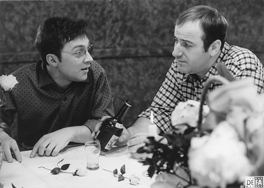 Jaecki Schwarz, Manfred Krug (v.l.n.r.) in "Weite Straßen - stille Liebe" (1969); Quelle: DFF, © DEFA-Stiftung