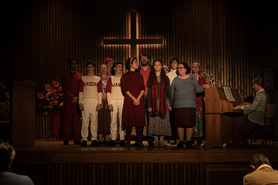 Jonas Toygar (2.v.l.), Hildegard Schroedter (3.v.l.), Janis Toygar (5.v.l.), Peter Trabner (7.v.l.), Christina Große (rechts) in "Mission Ulja Funk" (2021); Quelle: farbfilm verleih, DFF, © Ricardo Vaz Palma, In Good Company