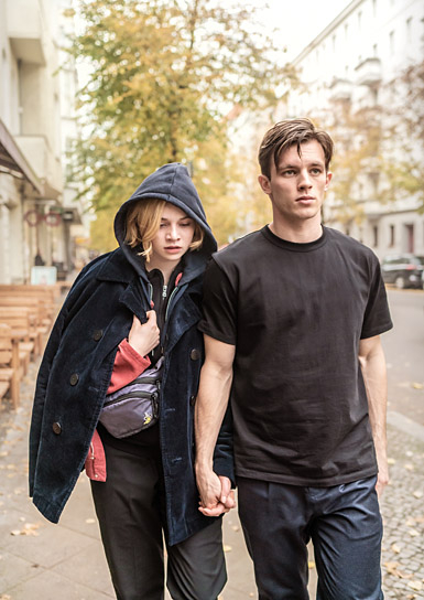 Luna Wedler, Jannis Niewöhner in "Je suis Karl" (2021); Quelle: Pandora Film, DFF, © Pandora Film, Foto: Sammy Hart