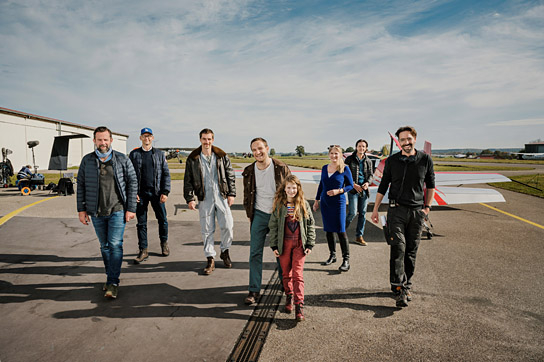 Dan Maag, Frank Kusche (beide Pantaleon), Reinout Scholten van Aschat, Frederick Lau, Romy Schroeder, Judith Erber (Förderreferentin FFF Bayern), Patrick Zorer (Pantaleon), Alain Gsponer (v.l.n.r.) bei den Dreharbeiten zu "Wolke unterm Dach" (2021); Quelle: Warner Bros. Pictures Germany, DFF, © 2020 Warner Bros. Ent.