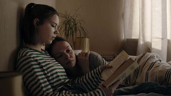 Moana Maria Goetze, Elena Halangk (v.l.n.r.) in "Bandsalat" (2020); Quelle: Tajo Hurrle, © Cangerfilms