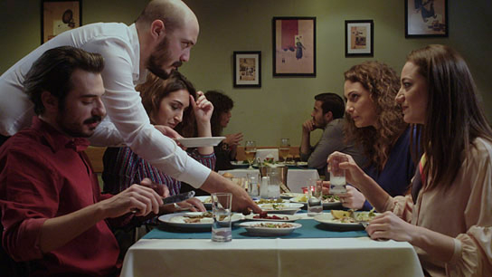 Bengü Ergin Balta (2.v.r.) in "Echo" (2020); Quelle: Filmfestival Max Ophüls Preis 2021, © Hazal Kara, Sezin Ertek
