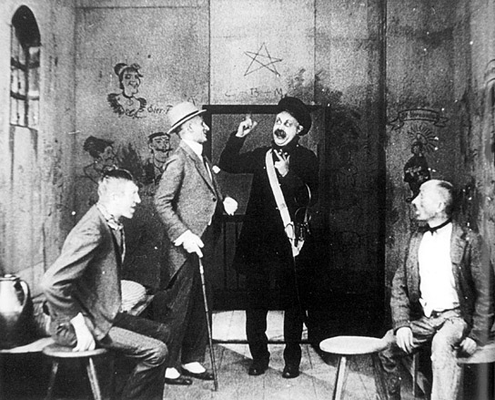 Emil Jannings (3.v.l.) in "Das fidele Gefängnis" (1917)