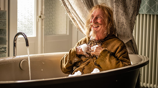 Otto Waalkes in "Catweazle" (2021); Quelle: TOBIS Film, DFF, © TOBIS Film GmbH, Foto: Gordon Timpen