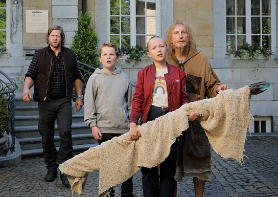 Henning Baum, Julius Weckauf, Gloria Terzic, Otto Waalkes (v.l.n.r.) in "Catweazle" (2021); Quelle: TOBIS Film, DFF, © TOBIS Film GmbH, Foto: Tom Trambow