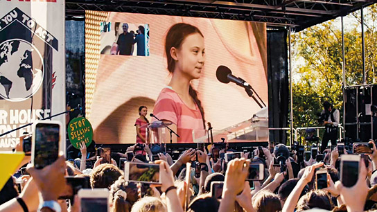 Greta Thunberg (hinten) in"NOW" (2020); Quelle: W-film, DFF, © W-film, Starhaus Produktionen