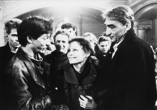 Angelica Domröse (vorne Mitte), Gottfried John (rechts) in "Verfehlung" (1991); Quelle: DFF, © DEFA-Stiftung, DEFA-Baumgartner