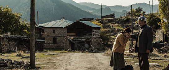 Ece Yüksel, Müfit Kayacan in "Eine Geschichte von drei Schwestern" (2019); Quelle: Grandfilm, DFF, © Emre Erkmen
