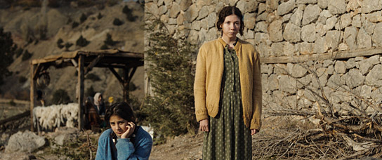 Helin Kandemir, Ece Yüksel (v.l.n.r.) in "Eine Geschichte von drei Schwestern" (2019); Quelle: Grandfilm, DFF, © Emre Erkmen