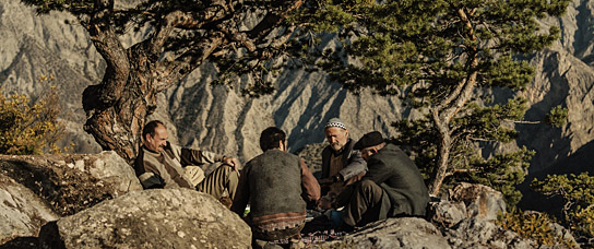 Müfit Kayacan (2.v.r.) in "Eine Geschichte von drei Schwestern" (2019)
