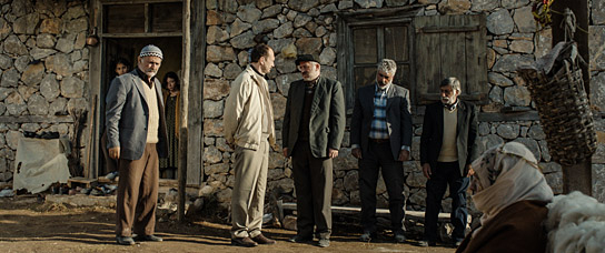 Müfit Kayacan (vorne links), Helin Kandemir, Ece Yüksel (hinten v.l.n.r.) in "Eine Geschichte von drei Schwestern" (2019); Quelle: Grandfilm, DFF, © Emre Erkmen