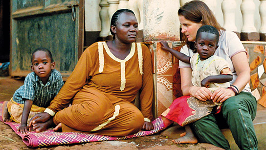Katharina Weingartner (rechts) bei den Dreharbeiten zu "Das Fieber - Der Kampf gegen Malaria" (2019)