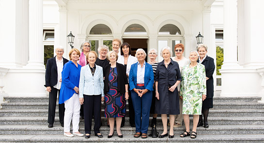 Helga Schuchardt, Sabine Gräfin von Nayhauß-Cormons, Christa Nickels, Roswitha Verhülsdonk, Renate Faerber-Husemann, Ursula Männle, Herta Däubler-Gmelin, Ingrid Matthäus-Maier, Renate Hellwig, Marita Blüm, Hannelore Siegel, Monika Wulf-Mathies, Elisabeth Haines, Carola von Braun (v.l.n.r.) vor der Villa Hammerschmidt in "Die Unbeugsamen" (2020); Quelle: Majestic Filmverleih, DFF, © Majestic, Annette Etges