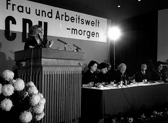 Vorkämpferin Aenne Brauksiepe (CDU) spricht vor den Parteimitgliedern ("Die Unbeugsamen", 2020); Quelle: Majestic Filmverleih, DFF, © Majestic, KAS/Peter Bouserath