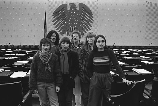 Frauen an die Spitze - Die Grünen setzen mit einem komplett weiblichen Parteivorstand 1984 ein politisches Signal: v.l.n.r. Heidemarie Dann, Annemarie Borgmann, Antje Vollmer, Erika Hickel, Waltraud Schoppe, Christa Nickels ("Die Unbeugsamen", 2020)