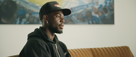 Jordan Torunarigha in "Schwarze Adler" (2021); Quelle: BROADVIEW Pictures, DFF, © BROADVIEW Pictures