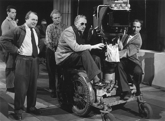 Werner Krien (vorne links), Rudolf Jugert (vorne Mitte) bei den Dreharbeiten zu "Studentin Helene Willfüer" (1956); Quelle: DFF