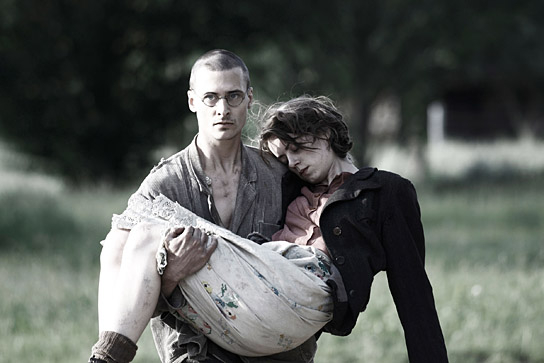 Mateusz Damiecki, Alice Dwyer in "Die verlorene Zeit" (2011); Quelle: Movient Film, DFF, Foto: Tom Trambow