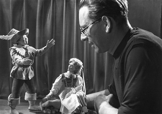 Ferdinand Diehl mit zwei Puppen aus "Die sieben Raben" (1937); Quelle: DFF / Firmenarchiv Gebrüder Diehl. Dauerleihgabe der Adolf und Luisa Haeuser-Stiftung für Kunst und Kulturpflege